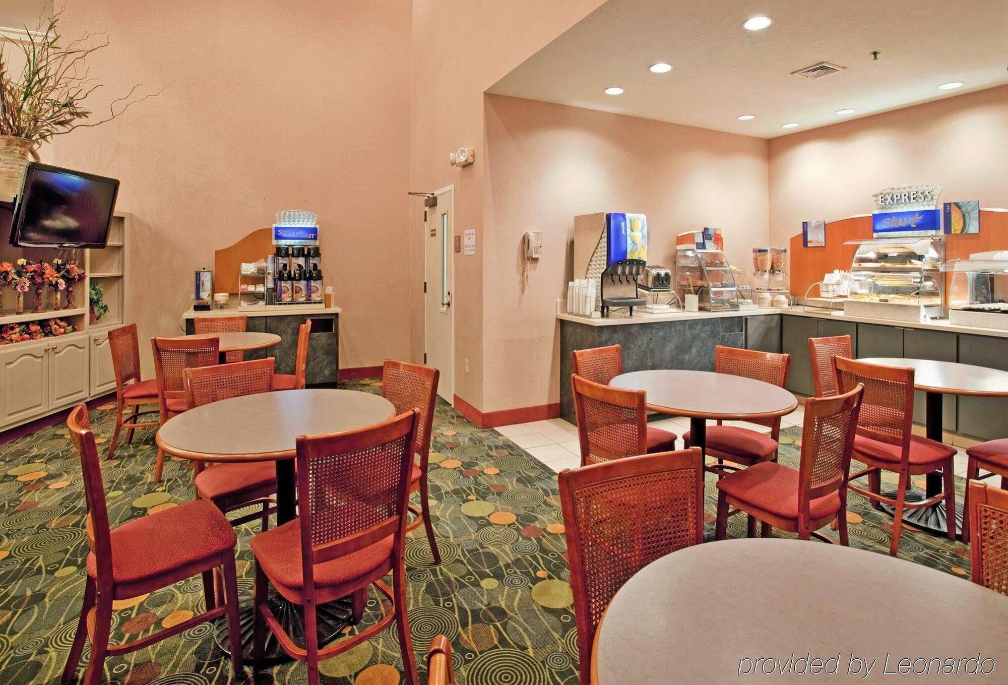 Holiday Inn Express & Suites Batesville By Ihg Exterior photo